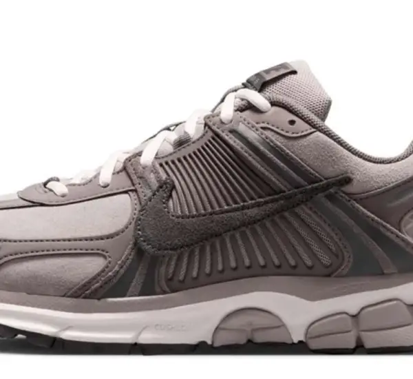 Nike Zoom Vomero 5 SE - College Grey/Medium Ash is $117 at Sneaker Politics, down from $180 (35% off). Full size run at the time of scan.